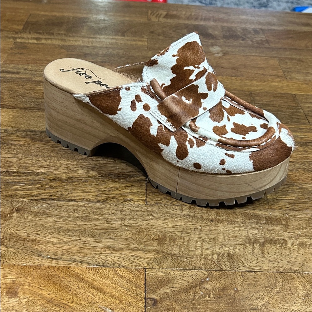 Women’s Cowhide Platform Clog Mule in Brown and White - Picture 3 of 9